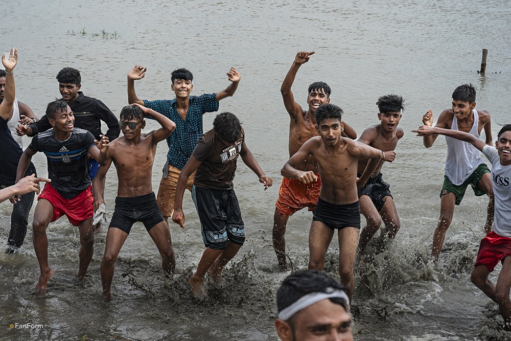 6月李泛带领摄影班学员深入孟加拉创作